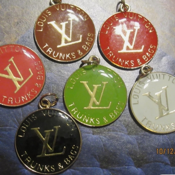 unbranded Jewelry - Zipper Pull Necklace Green circular LV